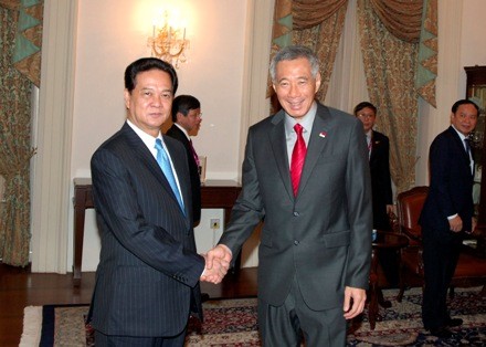 Prime Minister Nguyen Tan Dung meets with Singaporean leaders - ảnh 1